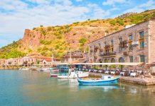 Ege mutfağı, doğallığın ve sade şıklığın bir araya geldiği, yüzyıllardır süregelen bir beslenme anlayışını temsil eder. Bu coğrafyada denizle toprak adeta el ele vermiştir. Kıyılardan gelen taptaze deniz ürünleri, dağlardan ve tarlalardan toplanan Ege otlarıyla birleştiğinde, ortaya hem damakları şenlendiren hem de bedene iyi gelen yemekler çıkar. Konulu bir haber görseli.