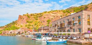 Ege mutfağı, doğallığın ve sade şıklığın bir araya geldiği, yüzyıllardır süregelen bir beslenme anlayışını temsil eder. Bu coğrafyada denizle toprak adeta el ele vermiştir. Kıyılardan gelen taptaze deniz ürünleri, dağlardan ve tarlalardan toplanan Ege otlarıyla birleştiğinde, ortaya hem damakları şenlendiren hem de bedene iyi gelen yemekler çıkar. Konulu bir haber görseli.