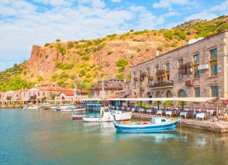 Ege Otları Ve Deniz Ürünleriyle Zenginleşen Sofralar Akdeniz’in Doğal Lezzet Mirası Ege mutfağı, doğallığın ve sade şıklığın bir araya geldiği, yüzyıllardır süregelen bir beslenme anlayışını temsil eder. Bu coğrafyada denizle toprak adeta el ele vermiştir. Kıyılardan gelen taptaze deniz ürünleri, dağlardan ve tarlalardan toplanan Ege otlarıyla birleştiğinde, ortaya hem damakları şenlendiren hem de bedene iyi gelen yemekler çıkar. Konulu bir haber görseli.