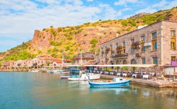 Ege Otları Ve Deniz Ürünleriyle Zenginleşen Sofralar Akdeniz’in Doğal Lezzet Mirası Ege mutfağı, doğallığın ve sade şıklığın bir araya geldiği, yüzyıllardır süregelen bir beslenme anlayışını temsil eder. Bu coğrafyada denizle toprak adeta el ele vermiştir. Kıyılardan gelen taptaze deniz ürünleri, dağlardan ve tarlalardan toplanan Ege otlarıyla birleştiğinde, ortaya hem damakları şenlendiren hem de bedene iyi gelen yemekler çıkar. Konulu bir haber görseli.