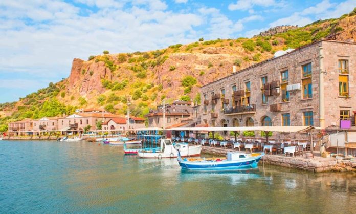 Ege mutfağı, doğallığın ve sade şıklığın bir araya geldiği, yüzyıllardır süregelen bir beslenme anlayışını temsil eder. Bu coğrafyada denizle toprak adeta el ele vermiştir. Kıyılardan gelen taptaze deniz ürünleri, dağlardan ve tarlalardan toplanan Ege otlarıyla birleştiğinde, ortaya hem damakları şenlendiren hem de bedene iyi gelen yemekler çıkar. Konulu bir haber görseli.