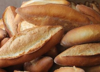 Ekmek, sadece bir besin değil aynı zamanda kültürel bir sembol olmuştur. İlk yerleşik toplulukların buğdayı öğütüp hamur haline getirerek pişirmesiyle başlayan yolculuk, bugün sofralarda çeşit çeşit ekmeklerle devam ediyor.