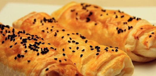 El Açması Hamur İşleri Gelenekten Sofraya Uzanan Sıcacık Lezzetler El açması hamur işleri, Türk mutfağının en sevilen ve en çok sahip çıkılan lezzetlerinden biridir. Anadolu’nun dört bir yanında nesiller boyu aktarılan bu geleneksel tarifler, özellikle ev hanımlarının maharetli elleriyle sofralara taşınır. Yufkanın incecik açıldığı, iç harcının özenle hazırlandığı bu tarifler, yalnızca bir yemek değil, aynı zamanda bir kültürel hafıza görevi de görür. Konulu bir haber görseli.