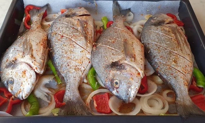 Et ve balık, mutfaklarda lezzet açısından öne çıkan iki temel besin grubudur. Et ve balık özel pişirme yöntemleri, bu besinlerin dokusunu ve aromasını korumak, aynı zamanda sofralarda görsel olarak öne çıkmasını sağlamak için uygulanır. Etin ve balığın doğru pişirme teknikleriyle hazırlanması, hem sağlık hem de tat açısından büyük fark yaratır. Konulu bir haber görseli.