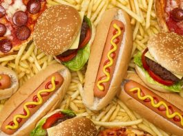 Günümüz şehir yaşamının yoğun temposu, yemek alışkanlıklarını da önemli ölçüde etkiledi. Fast food kültürü, hız ve pratiklik arayanların vazgeçilmez tercihlerinden biri haline geldi. Hamburgerden pizzaya, tavuk kanadından sandviçe kadar uzanan geniş bir yelpazede sunulan bu lezzetler, özellikle gençler arasında büyük ilgi görüyor. Konulu bir haber görseli.