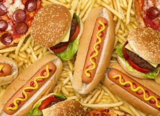 Günümüz şehir yaşamının yoğun temposu, yemek alışkanlıklarını da önemli ölçüde etkiledi. Fast food kültürü, hız ve pratiklik arayanların vazgeçilmez tercihlerinden biri haline geldi. Hamburgerden pizzaya, tavuk kanadından sandviçe kadar uzanan geniş bir yelpazede sunulan bu lezzetler, özellikle gençler arasında büyük ilgi görüyor. Konulu bir haber görseli.