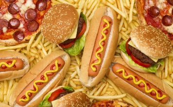 Fast Food Lezzetleri Şehir Hayatının Vazgeçilmez Tadı Günümüz şehir yaşamının yoğun temposu, yemek alışkanlıklarını da önemli ölçüde etkiledi. Fast food kültürü, hız ve pratiklik arayanların vazgeçilmez tercihlerinden biri haline geldi. Hamburgerden pizzaya, tavuk kanadından sandviçe kadar uzanan geniş bir yelpazede sunulan bu lezzetler, özellikle gençler arasında büyük ilgi görüyor. Konulu bir haber görseli.