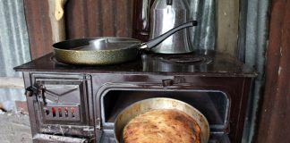 Fırın, yemek pişirme sanatının en temel araçlarından biridir. Tarih boyunca insanlar, yiyeceklerini pişirmek ve tatlarını geliştirmek için fırınları kullanmışlardır. Odun, kömür ve modern elektrikli fırınlar, farklı dönemlerde sofraların vazgeçilmez bir parçası olmuştur. Fırın, yalnızca yemek pişirmekle kalmaz, aynı zamanda lezzeti ve estetiği ön plana çıkarır. Konulu bir haber görseli.