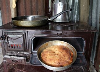 Fırın Sanatı ve Sofralarda Lezzet Yolculuğu Fırın, yemek pişirme sanatının en temel araçlarından biridir. Tarih boyunca insanlar, yiyeceklerini pişirmek ve tatlarını geliştirmek için fırınları kullanmışlardır. Odun, kömür ve modern elektrikli fırınlar, farklı dönemlerde sofraların vazgeçilmez bir parçası olmuştur. Fırın, yalnızca yemek pişirmekle kalmaz, aynı zamanda lezzeti ve estetiği ön plana çıkarır. Konulu bir haber görseli.