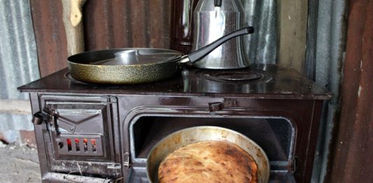 Fırın Sanatı ve Sofralarda Lezzet Yolculuğu Fırın, yemek pişirme sanatının en temel araçlarından biridir. Tarih boyunca insanlar, yiyeceklerini pişirmek ve tatlarını geliştirmek için fırınları kullanmışlardır. Odun, kömür ve modern elektrikli fırınlar, farklı dönemlerde sofraların vazgeçilmez bir parçası olmuştur. Fırın, yalnızca yemek pişirmekle kalmaz, aynı zamanda lezzeti ve estetiği ön plana çıkarır. Konulu bir haber görseli.