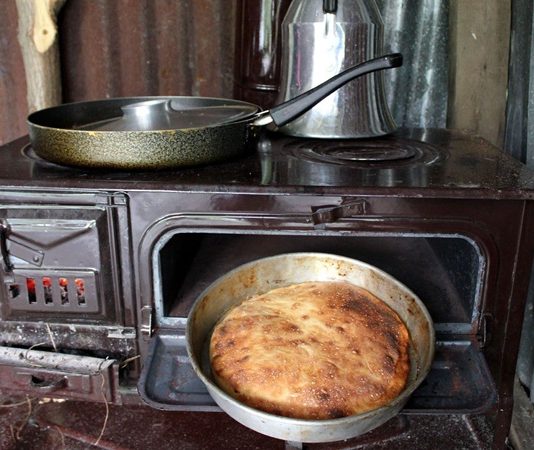 Fırın, yemek pişirme sanatının en temel araçlarından biridir. Tarih boyunca insanlar, yiyeceklerini pişirmek ve tatlarını geliştirmek için fırınları kullanmışlardır. Odun, kömür ve modern elektrikli fırınlar, farklı dönemlerde sofraların vazgeçilmez bir parçası olmuştur. Fırın, yalnızca yemek pişirmekle kalmaz, aynı zamanda lezzeti ve estetiği ön plana çıkarır. Konulu bir haber görseli.