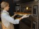 Fırın yemekleri, hem pratik hazırlanabilmesi hem de sağlıklı pişirme yöntemi olması sebebiyle mutfaklarda önemli bir yere sahiptir. Sebzelerden et yemeklerine, hamur işlerinden tatlılara kadar geniş bir yelpazede hazırlanan bu yemekler, fırının eşit ısı dağıtımı sayesinde lezzetini korur ve besin değerini kaybetmez. Özellikle yoğun geçen günlerde, önceden hazırlanıp fırına atılarak kolayca pişirilebilen tarifler, zamandan tasarruf sağlar. Konulu bir haber görseli.