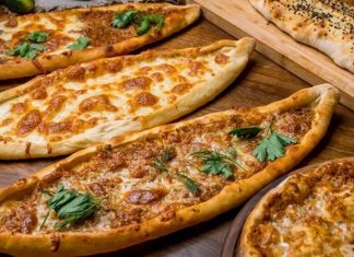 Pide ve lahmacun, Türk mutfağının en sevilen lezzetlerinden ikisi olarak, yüzyıllardır sofralarda yerini koruyor. Özellikle taş fırınlarda pişirildiğinde elde edilen çıtır dokusu ve yoğun aromasıyla, bu iki hamur işi her yaştan insanın vazgeçilmezi haline gelmiştir. Hem pratik hem de doyurucu olmaları, onları günün her saati tüketilebilecek yemekler arasında üst sıralara taşır. Konulu bir haber görseli.