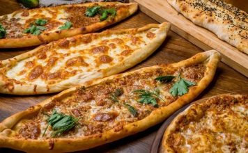 Fırınlarda Pide ve Lahmacun Keyfiyle Geleneksel Tatlar Pide ve lahmacun, Türk mutfağının en sevilen lezzetlerinden ikisi olarak, yüzyıllardır sofralarda yerini koruyor. Özellikle taş fırınlarda pişirildiğinde elde edilen çıtır dokusu ve yoğun aromasıyla, bu iki hamur işi her yaştan insanın vazgeçilmezi haline gelmiştir. Hem pratik hem de doyurucu olmaları, onları günün her saati tüketilebilecek yemekler arasında üst sıralara taşır. Konulu bir haber görseli.