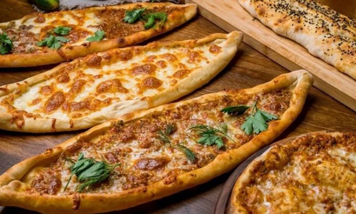 Pide ve lahmacun, Türk mutfağının en sevilen lezzetlerinden ikisi olarak, yüzyıllardır sofralarda yerini koruyor. Özellikle taş fırınlarda pişirildiğinde elde edilen çıtır dokusu ve yoğun aromasıyla, bu iki hamur işi her yaştan insanın vazgeçilmezi haline gelmiştir. Hem pratik hem de doyurucu olmaları, onları günün her saati tüketilebilecek yemekler arasında üst sıralara taşır. Konulu bir haber görseli.