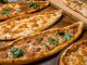 Fırınlarda Pide ve Lahmacun Keyfiyle Geleneksel Tatlar Pide ve lahmacun, Türk mutfağının en sevilen lezzetlerinden ikisi olarak, yüzyıllardır sofralarda yerini koruyor. Özellikle taş fırınlarda pişirildiğinde elde edilen çıtır dokusu ve yoğun aromasıyla, bu iki hamur işi her yaştan insanın vazgeçilmezi haline gelmiştir. Hem pratik hem de doyurucu olmaları, onları günün her saati tüketilebilecek yemekler arasında üst sıralara taşır. Konulu bir haber görseli.