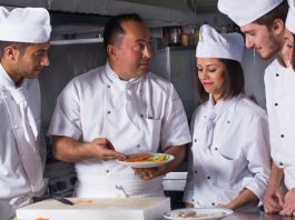 Gastronomi Eğitimi Mutfağın Geleceğini Şekillendiriyor Yaratıcılık, Lezzet, Mutfak Disiplini, Doğal Malzemeler, Yemek Estetiği, Konulu bir haber görseli.