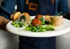 Gastronomi, son yıllarda sadece yemek yapma sanatı olmaktan çıkıp bir yaşam tarzına, kültürel bir deneyime ve hatta turizm alanında önemli bir cazibe merkezine dönüştü. Küreselleşmenin etkisiyle farklı mutfak kültürleri bir araya gelirken, gastronomi trendleri her yıl yenileniyor ve damaklarda yeni tatlar yaratıyor. Dünya mutfaklarında yaşanan bu dönüşüm, hem profesyonel şefleri hem de evinde yemek yapmayı sevenleri etkiliyor. Konulu bir haber görseli.