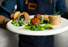 Gastronomi, son yıllarda sadece yemek yapma sanatı olmaktan çıkıp bir yaşam tarzına, kültürel bir deneyime ve hatta turizm alanında önemli bir cazibe merkezine dönüştü. Küreselleşmenin etkisiyle farklı mutfak kültürleri bir araya gelirken, gastronomi trendleri her yıl yenileniyor ve damaklarda yeni tatlar yaratıyor. Dünya mutfaklarında yaşanan bu dönüşüm, hem profesyonel şefleri hem de evinde yemek yapmayı sevenleri etkiliyor. Konulu bir haber görseli.