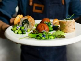 Gastronomi Trendleriyle Yenilenen Dünya Mutfakları Gastronomi, son yıllarda sadece yemek yapma sanatı olmaktan çıkıp bir yaşam tarzına, kültürel bir deneyime ve hatta turizm alanında önemli bir cazibe merkezine dönüştü. Küreselleşmenin etkisiyle farklı mutfak kültürleri bir araya gelirken, gastronomi trendleri her yıl yenileniyor ve damaklarda yeni tatlar yaratıyor. Dünya mutfaklarında yaşanan bu dönüşüm, hem profesyonel şefleri hem de evinde yemek yapmayı sevenleri etkiliyor. Konulu bir haber görseli.