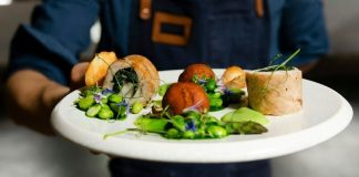 Gastronomi, son yıllarda sadece yemek yapma sanatı olmaktan çıkıp bir yaşam tarzına, kültürel bir deneyime ve hatta turizm alanında önemli bir cazibe merkezine dönüştü. Küreselleşmenin etkisiyle farklı mutfak kültürleri bir araya gelirken, gastronomi trendleri her yıl yenileniyor ve damaklarda yeni tatlar yaratıyor. Dünya mutfaklarında yaşanan bu dönüşüm, hem profesyonel şefleri hem de evinde yemek yapmayı sevenleri etkiliyor. Konulu bir haber görseli.