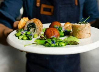 Gastronomi, son yıllarda sadece yemek yapma sanatı olmaktan çıkıp bir yaşam tarzına, kültürel bir deneyime ve hatta turizm alanında önemli bir cazibe merkezine dönüştü. Küreselleşmenin etkisiyle farklı mutfak kültürleri bir araya gelirken, gastronomi trendleri her yıl yenileniyor ve damaklarda yeni tatlar yaratıyor. Dünya mutfaklarında yaşanan bu dönüşüm, hem profesyonel şefleri hem de evinde yemek yapmayı sevenleri etkiliyor. Konulu bir haber görseli.