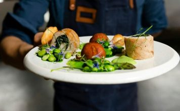 Gastronomi, son yıllarda sadece yemek yapma sanatı olmaktan çıkıp bir yaşam tarzına, kültürel bir deneyime ve hatta turizm alanında önemli bir cazibe merkezine dönüştü. Küreselleşmenin etkisiyle farklı mutfak kültürleri bir araya gelirken, gastronomi trendleri her yıl yenileniyor ve damaklarda yeni tatlar yaratıyor. Dünya mutfaklarında yaşanan bu dönüşüm, hem profesyonel şefleri hem de evinde yemek yapmayı sevenleri etkiliyor. Konulu bir haber görseli.