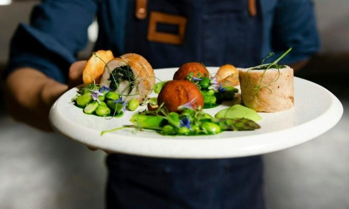 Gastronomi, son yıllarda sadece yemek yapma sanatı olmaktan çıkıp bir yaşam tarzına, kültürel bir deneyime ve hatta turizm alanında önemli bir cazibe merkezine dönüştü. Küreselleşmenin etkisiyle farklı mutfak kültürleri bir araya gelirken, gastronomi trendleri her yıl yenileniyor ve damaklarda yeni tatlar yaratıyor. Dünya mutfaklarında yaşanan bu dönüşüm, hem profesyonel şefleri hem de evinde yemek yapmayı sevenleri etkiliyor. Konulu bir haber görseli.