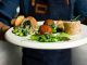 Gastronomi, son yıllarda sadece yemek yapma sanatı olmaktan çıkıp bir yaşam tarzına, kültürel bir deneyime ve hatta turizm alanında önemli bir cazibe merkezine dönüştü. Küreselleşmenin etkisiyle farklı mutfak kültürleri bir araya gelirken, gastronomi trendleri her yıl yenileniyor ve damaklarda yeni tatlar yaratıyor. Dünya mutfaklarında yaşanan bu dönüşüm, hem profesyonel şefleri hem de evinde yemek yapmayı sevenleri etkiliyor. Konulu bir haber görseli.