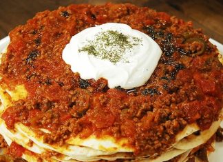 Geleneksel Yemek Kültürü Ve Mutfak Mirası Geleneksel yemek, bir toplumun kültürel mirasının ve tarihinin en lezzetli yansımalarından biridir. Yüzyıllardır süregelen tarifler, kuşaktan kuşağa aktarılarak günümüze ulaşır. Bu yemekler yalnızca beslenme amacı taşımakla kalmaz, aynı zamanda kültürel kimliğin korunmasında da önemli rol oynar. Konulu bir haber görseli.