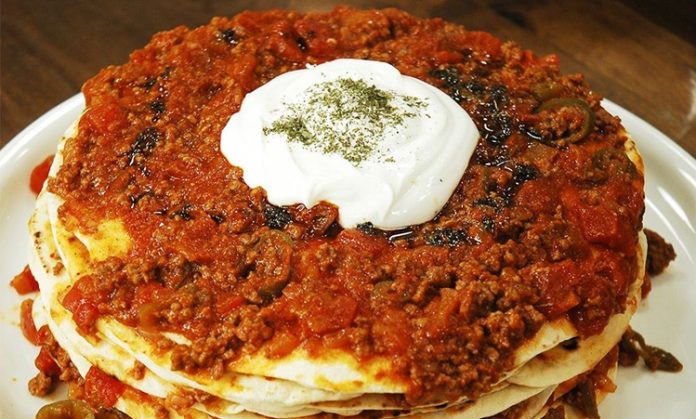 Geleneksel yemek, bir toplumun kültürel mirasının ve tarihinin en lezzetli yansımalarından biridir. Yüzyıllardır süregelen tarifler, kuşaktan kuşağa aktarılarak günümüze ulaşır. Bu yemekler yalnızca beslenme amacı taşımakla kalmaz, aynı zamanda kültürel kimliğin korunmasında da önemli rol oynar. Konulu bir haber görseli.
