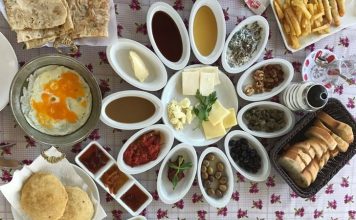 Geleneksel yemek, yüzlerce yıllık bir geçmişe dayanır. Örneğin Anadolu mutfağı, farklı medeniyetlerin etkisiyle şekillenmiş ve günümüze kadar gelmiştir.
