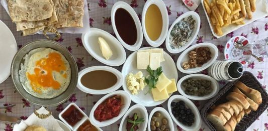 Geleneksel Yemeklerin Kültürel Önemi ve Soframızdaki Yeri Geleneksel yemek, yüzlerce yıllık bir geçmişe dayanır. Örneğin Anadolu mutfağı, farklı medeniyetlerin etkisiyle şekillenmiş ve günümüze kadar gelmiştir.