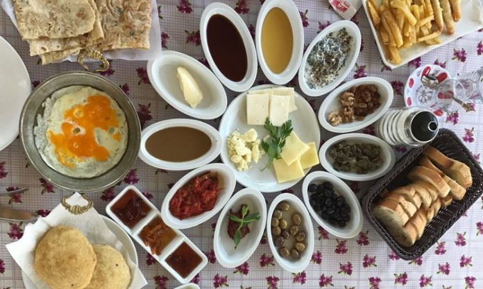 Geleneksel yemek, yüzlerce yıllık bir geçmişe dayanır. Örneğin Anadolu mutfağı, farklı medeniyetlerin etkisiyle şekillenmiş ve günümüze kadar gelmiştir.