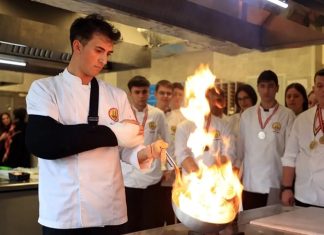 Genç Şefler Dosyası Mutfağın Yeni Yıldızlarıyla Buluşuyor Gastronomi dünyasında genç şefler, mutfak kültürünü ve yaratıcılığı bir araya getirerek dikkat çekiyor. Röportajlar ve dosya çalışmaları, genç yeteneklerin eğitim süreçlerini, ilham kaynaklarını ve kariyer yolculuklarını gözler önüne seriyor. Bu süreçte genç şefler, yaratıcılık ve deneyimlerini harmanlayarak özgün tarifler geliştiriyor. Konulu bir haber görseli.