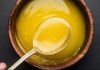 Ghee, yani sade yağ, Hindistan mutfağında ve dünya mutfaklarında uzun yıllardır kullanılan geleneksel bir pişirme malzemesidir. Ghee ile pişirme, yiyeceklerin aromasını yoğunlaştırırken dokusunu korumasını sağlar. Bu teknik, özellikle sebze, et ve baklagillerde tercih edilir ve yemeklere hem lezzet hem de zengin bir aroma katar. Konulu bir haber görseli.