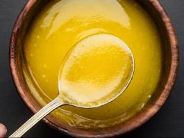 Ghee, yani sade yağ, Hindistan mutfağında ve dünya mutfaklarında uzun yıllardır kullanılan geleneksel bir pişirme malzemesidir. Ghee ile pişirme, yiyeceklerin aromasını yoğunlaştırırken dokusunu korumasını sağlar. Bu teknik, özellikle sebze, et ve baklagillerde tercih edilir ve yemeklere hem lezzet hem de zengin bir aroma katar. Konulu bir haber görseli.