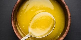 Ghee, yani sade yağ, Hindistan mutfağında ve dünya mutfaklarında uzun yıllardır kullanılan geleneksel bir pişirme malzemesidir. Ghee ile pişirme, yiyeceklerin aromasını yoğunlaştırırken dokusunu korumasını sağlar. Bu teknik, özellikle sebze, et ve baklagillerde tercih edilir ve yemeklere hem lezzet hem de zengin bir aroma katar. Konulu bir haber görseli.
