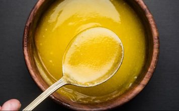 Ghee, yani sade yağ, Hindistan mutfağında ve dünya mutfaklarında uzun yıllardır kullanılan geleneksel bir pişirme malzemesidir. Ghee ile pişirme, yiyeceklerin aromasını yoğunlaştırırken dokusunu korumasını sağlar. Bu teknik, özellikle sebze, et ve baklagillerde tercih edilir ve yemeklere hem lezzet hem de zengin bir aroma katar. Konulu bir haber görseli.