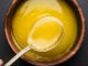 Ghee, yani sade yağ, Hindistan mutfağında ve dünya mutfaklarında uzun yıllardır kullanılan geleneksel bir pişirme malzemesidir. Ghee ile pişirme, yiyeceklerin aromasını yoğunlaştırırken dokusunu korumasını sağlar. Bu teknik, özellikle sebze, et ve baklagillerde tercih edilir ve yemeklere hem lezzet hem de zengin bir aroma katar. Konulu bir haber görseli.