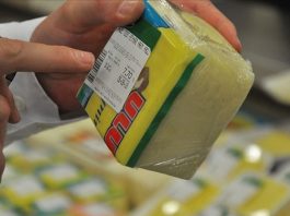 Gıda Etiket Okuma Tüketiciler İçin Sağlıklı Tercihlerin Anahtarı Günümüzde sağlıklı beslenme bilincinin artmasıyla birlikte, gıda etiket okuma alışkanlığı da önem kazandı. Tüketiciler, satın aldıkları ürünlerin içeriklerini, besin değerlerini ve üretim detaylarını öğrenerek daha bilinçli tercihler yapabiliyor. Ancak, pek çok kişi etiketler üzerinde yer alan bilgilerin ne anlama geldiğini tam olarak bilmiyor. Bu durum, yanlış ürün seçimlerine ve sağlıksız beslenme alışkanlıklarına yol açabiliyor. Konulu bir haber görseli.