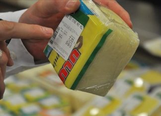 Gıda Etiket Okuma Tüketiciler İçin Sağlıklı Tercihlerin Anahtarı Günümüzde sağlıklı beslenme bilincinin artmasıyla birlikte, gıda etiket okuma alışkanlığı da önem kazandı. Tüketiciler, satın aldıkları ürünlerin içeriklerini, besin değerlerini ve üretim detaylarını öğrenerek daha bilinçli tercihler yapabiliyor. Ancak, pek çok kişi etiketler üzerinde yer alan bilgilerin ne anlama geldiğini tam olarak bilmiyor. Bu durum, yanlış ürün seçimlerine ve sağlıksız beslenme alışkanlıklarına yol açabiliyor. Konulu bir haber görseli.