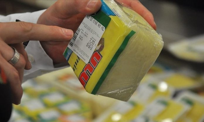 Günümüzde sağlıklı beslenme bilincinin artmasıyla birlikte, gıda etiket okuma alışkanlığı da önem kazandı. Tüketiciler, satın aldıkları ürünlerin içeriklerini, besin değerlerini ve üretim detaylarını öğrenerek daha bilinçli tercihler yapabiliyor. Ancak, pek çok kişi etiketler üzerinde yer alan bilgilerin ne anlama geldiğini tam olarak bilmiyor. Bu durum, yanlış ürün seçimlerine ve sağlıksız beslenme alışkanlıklarına yol açabiliyor. Konulu bir haber görseli.