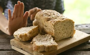 Glutensiz Lezzetler ile Sağlıklı ve Keyifli Sofralar Glutensiz beslenme, hem çölyak hastaları hem de glutene duyarlılığı olan bireyler için vazgeçilmez bir yaşam biçimi haline gelmiştir. Ancak günümüzde sadece sağlık zorunlulukları değil, sağlıklı yaşam trendleri de glutensiz tarifleri popüler hale getirmiştir. Glutensiz mutfak, buğday, arpa ve çavdar gibi gluten içeren tahılları kullanmadan da lezzetli yemekler hazırlayabileceğimizi gösterir. Üstelik bu yemekler, doğru malzeme seçimi ve doğru tekniklerle hazırlandığında damak zevkinden ödün vermeden sofraları zenginleştirebilir. Konulu bir haber görseli.