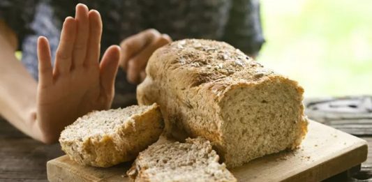 Glutensiz Lezzetler ile Sağlıklı ve Keyifli Sofralar Glutensiz beslenme, hem çölyak hastaları hem de glutene duyarlılığı olan bireyler için vazgeçilmez bir yaşam biçimi haline gelmiştir. Ancak günümüzde sadece sağlık zorunlulukları değil, sağlıklı yaşam trendleri de glutensiz tarifleri popüler hale getirmiştir. Glutensiz mutfak, buğday, arpa ve çavdar gibi gluten içeren tahılları kullanmadan da lezzetli yemekler hazırlayabileceğimizi gösterir. Üstelik bu yemekler, doğru malzeme seçimi ve doğru tekniklerle hazırlandığında damak zevkinden ödün vermeden sofraları zenginleştirebilir. Konulu bir haber görseli.