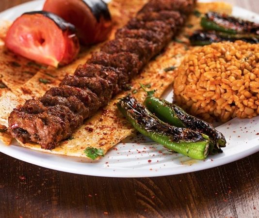 Güneydoğu Anadolu mutfağı, Türkiye’nin en köklü ve zengin mutfak kültürlerinden biridir. Yüzyıllardır pek çok medeniyete ev sahipliği yapmış bu bölge, tarihi boyunca hem kültürel hem de gastronomik açıdan büyük bir miras oluşturmuştur. Baharatların yoğun kullanımı, et yemeklerinin çeşitliliği ve yöreye özgü pişirme teknikleri, bu mutfağı eşsiz kılar. Konulu bir haber görseli.