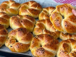 Hamur İşi Pişirme Teknikleri ve Lezzetli Tarifler Hamur işi tariflerinin başarısı, doğru hamur hazırlama tekniklerine bağlıdır. İyi hazırlanmış bir hamur, pişirme sırasında homojen bir yapı sağlar ve ürünün kabarmasını destekler. Hamurda kullanılan un, su, yağ ve maya miktarı tarifin sonucunu doğrudan etkiler. Konulu bir haber görseli.
