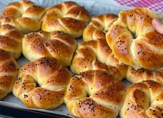 Hamur işi tariflerinin başarısı, doğru hamur hazırlama tekniklerine bağlıdır. İyi hazırlanmış bir hamur, pişirme sırasında homojen bir yapı sağlar ve ürünün kabarmasını destekler. Hamurda kullanılan un, su, yağ ve maya miktarı tarifin sonucunu doğrudan etkiler. Konulu bir haber görseli.
