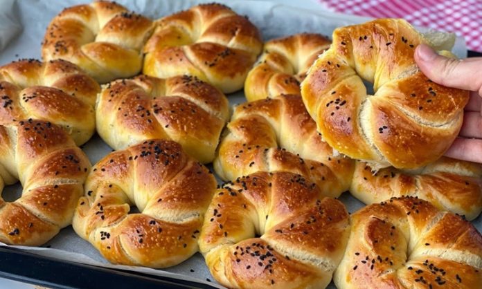 Hamur işi tariflerinin başarısı, doğru hamur hazırlama tekniklerine bağlıdır. İyi hazırlanmış bir hamur, pişirme sırasında homojen bir yapı sağlar ve ürünün kabarmasını destekler. Hamurda kullanılan un, su, yağ ve maya miktarı tarifin sonucunu doğrudan etkiler. Konulu bir haber görseli.