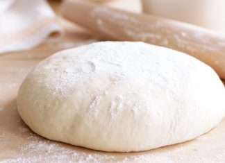 Hamur, yüzyıllardır mutfakların vazgeçilmez temel malzemesi olmuştur. Ekmekten böreğe, pizzadan tatlılara kadar uzanan geniş kullanım alanı, hamurun kültürel ve gastronomik önemini ortaya koyar. Tarih boyunca farklı uygarlıklar, kendi mutfak geleneklerinde hamuru hem besleyici hem de yaratıcı bir temel olarak değerlendirmiştir. Konulu bir haber görseli.